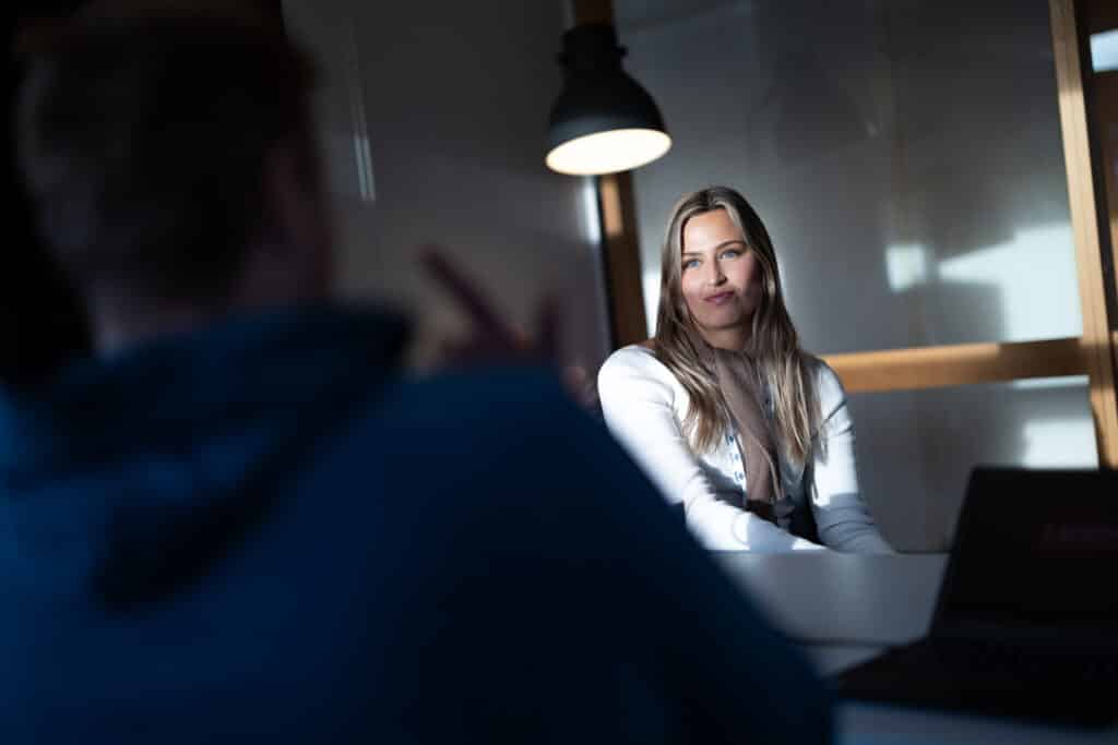 Tom kontorstol foran åpen laptop med Teams - ingen dukket opp til møtet